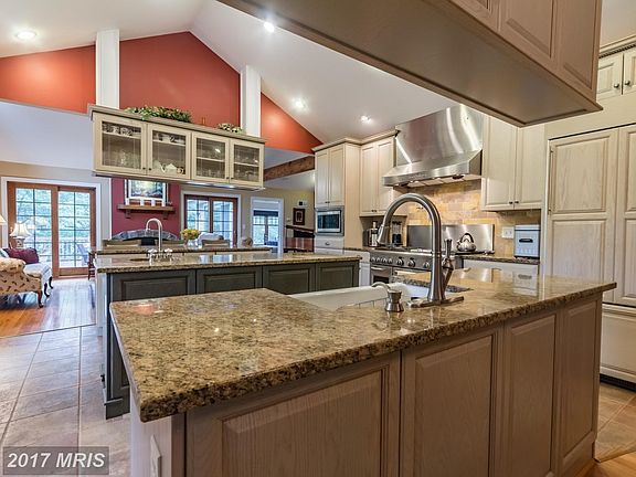 Gourmet kitchen w/three granite islands