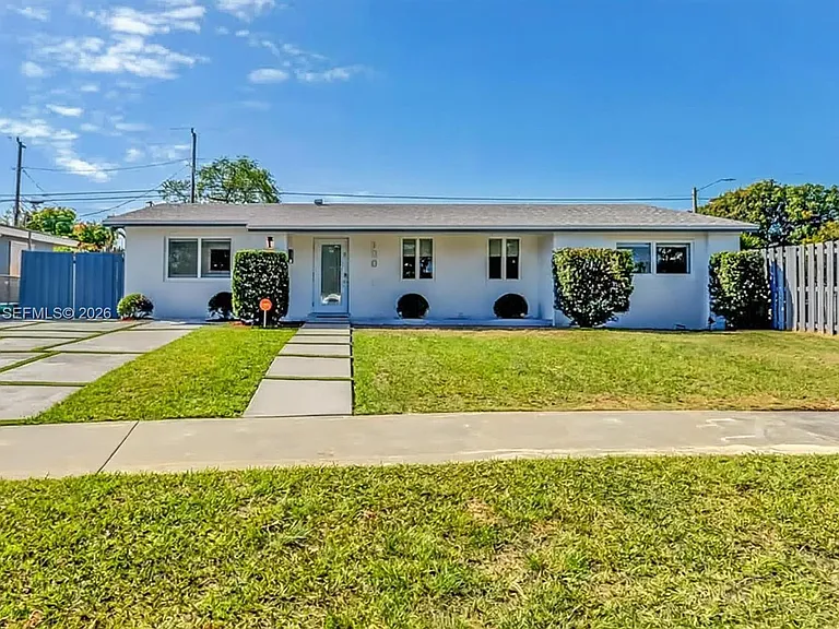 10010 SW 162nd St — Photo 1