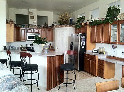 Kitchen w breakfast bar