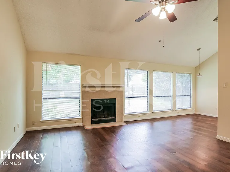 1055 Margate Dr — Photo 4