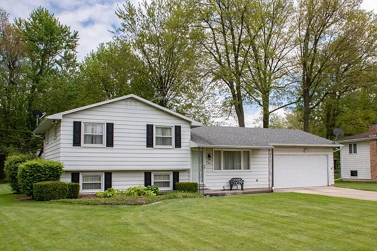 1384 Berkshire Dr photo 1