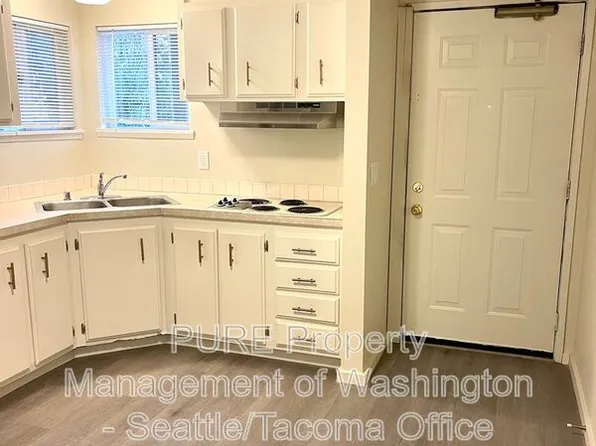 907 SW Holden St, Seattle, WA