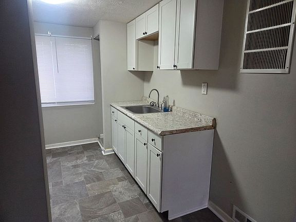 5th image of 2209 E 9th St #2205