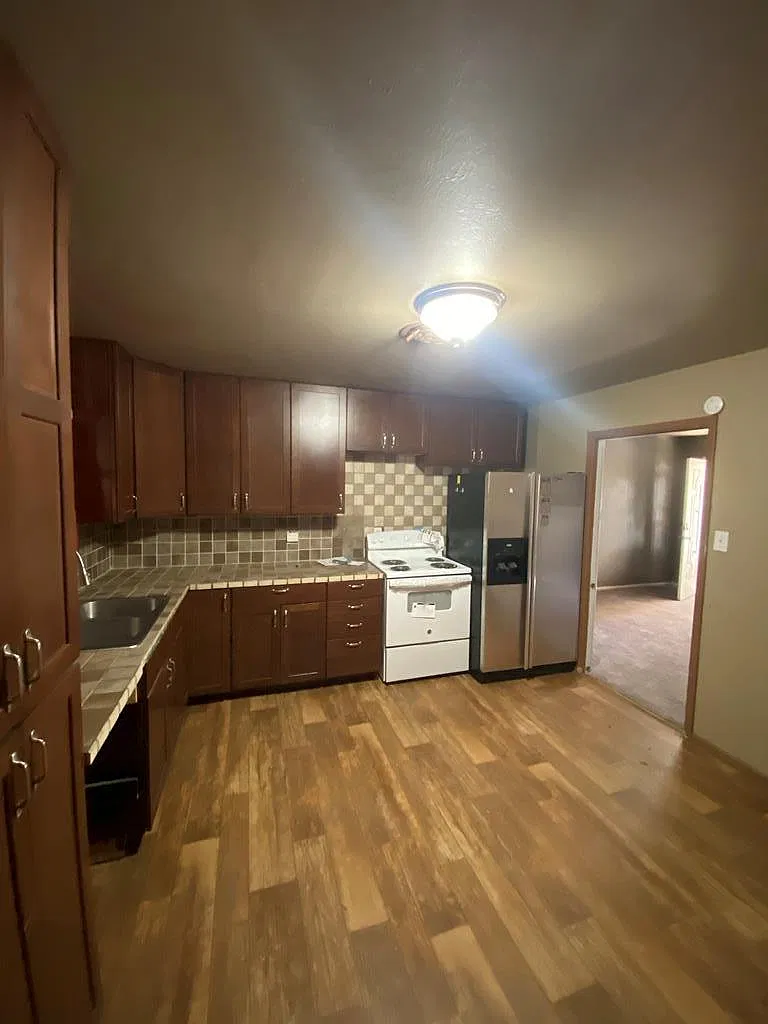 3 bed, 1.0 bath, 1118 sqft, $2,000 — Photo 3