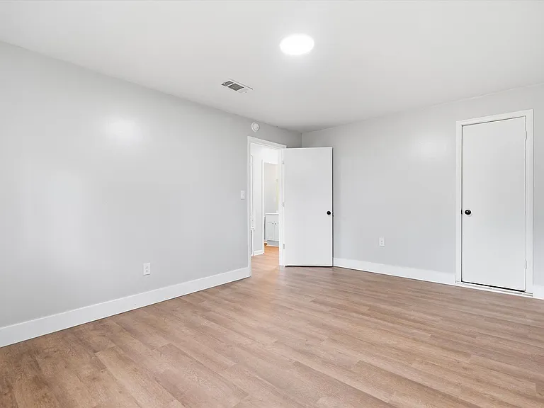 924 W Huntington Ave — Photo 20
