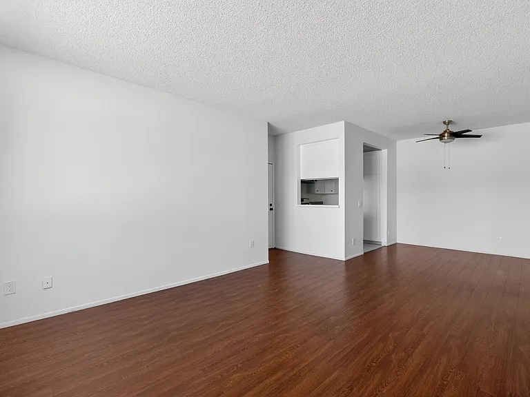 Woodman Ave Apartments — Photo 40