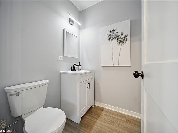 5th image of 530 E 44th Pl