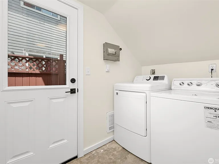 810 Irving St — Photo 17