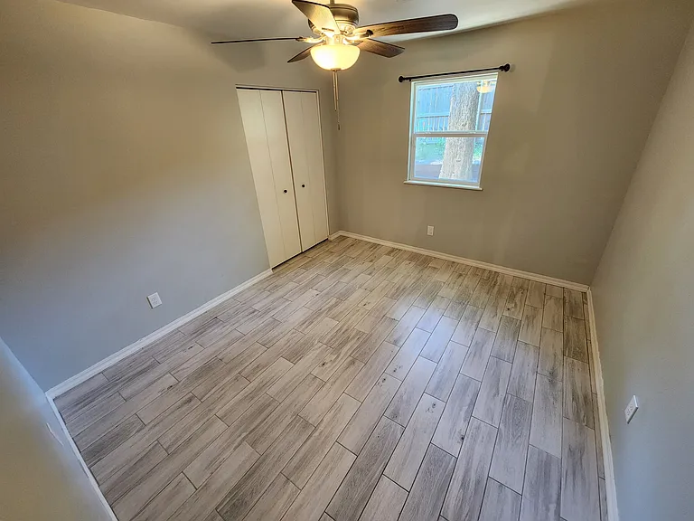 2010 E Foster Dr — Photo 11