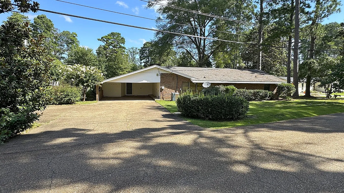 4 bed, 2.5 bath, 2600 sqft, $2,400 — Photo 4