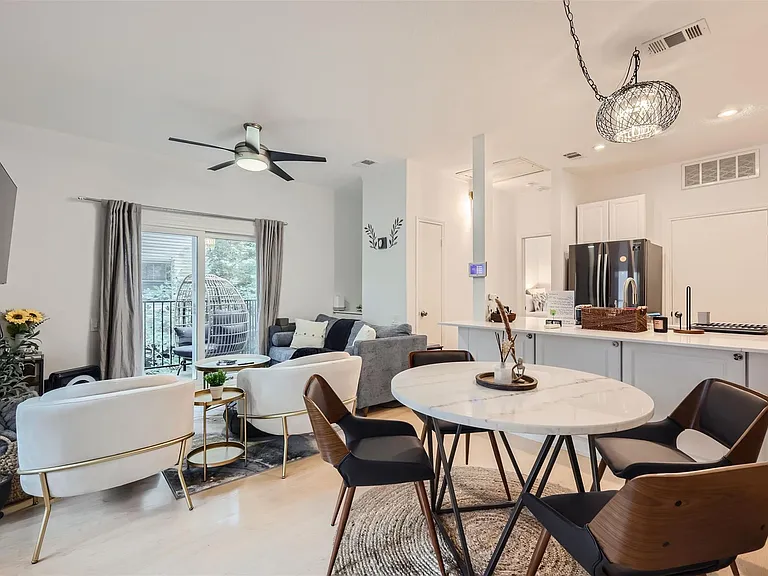802 S 1st St #215 — Photo 4