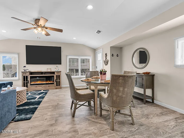 208 Mallard Ln — Photo 18