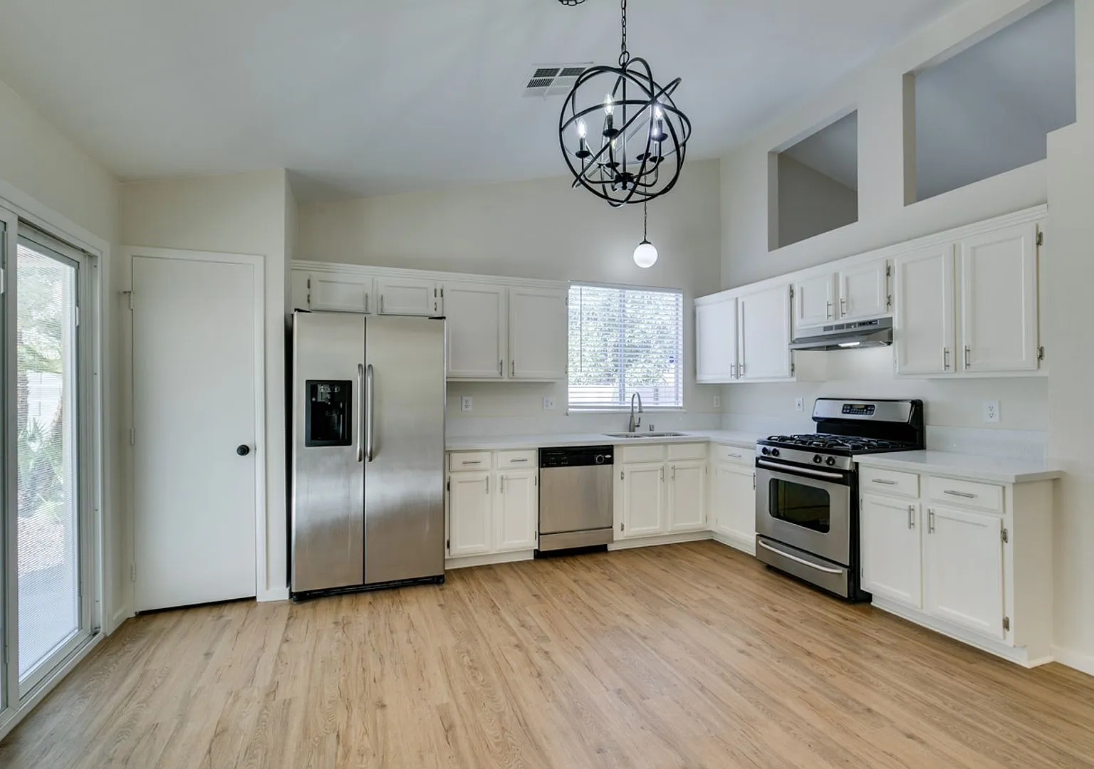 Amazing 4-bedroom, 2-bath — Photo 3