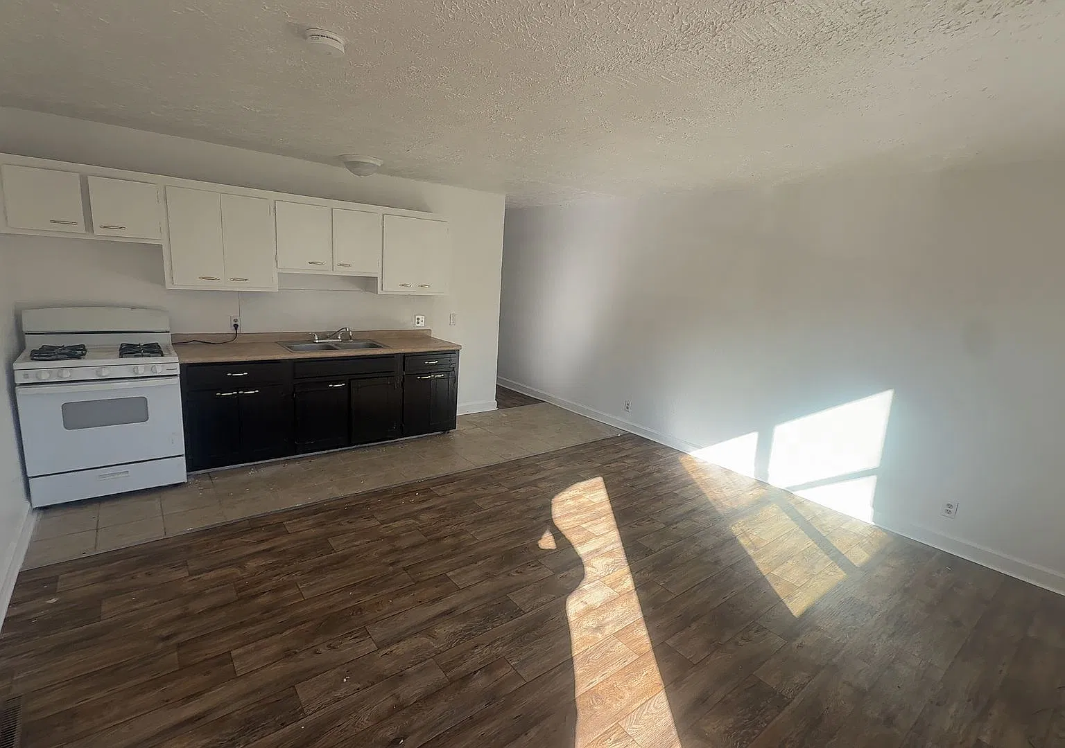 Available Now Cute 2 bedroom 1 bathroom duplex — Photo 2