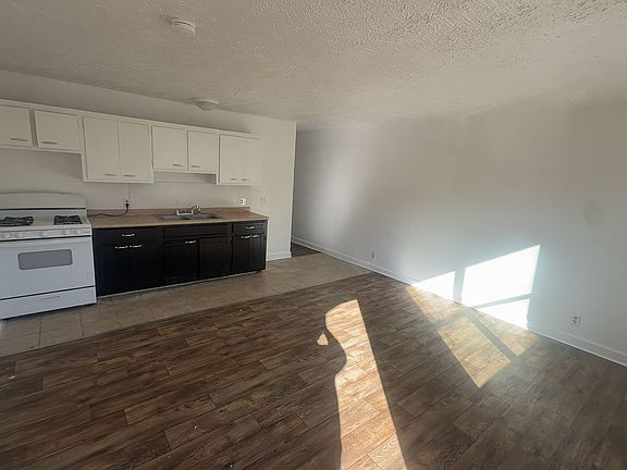 2nd image of 927 N Fulbright Ave