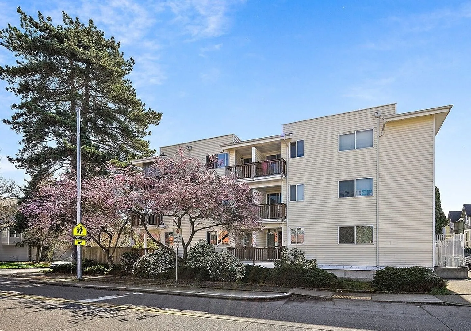 North Holland Apartments — Photo 1
