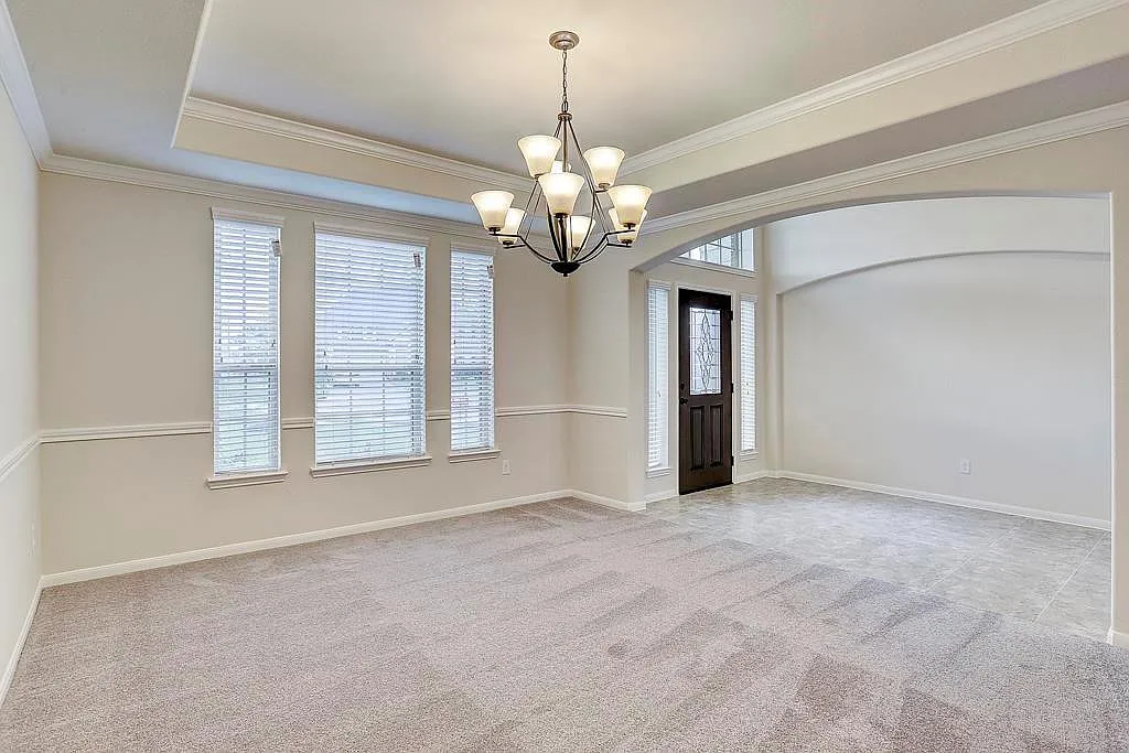 7 bed, 5.0 bath, 4200 sqft, $3,950 — Photo 2