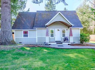 469 7th St, Lyons, OR 97358