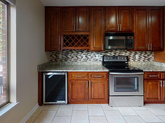 3rd image of 1631 S Hayes St APT B