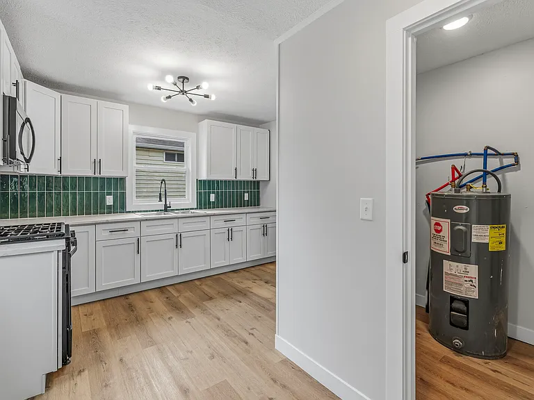 126 N Illinois St — Photo 11