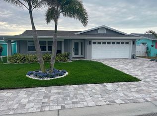 17707 Long Point Dr, Redington Shores, FL 33708