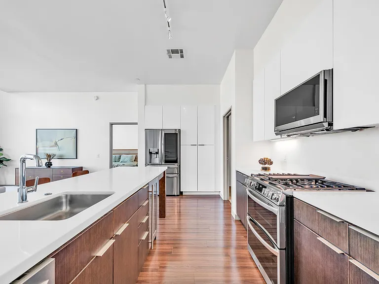 3033 Wilshire — Photo 16