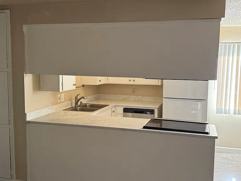 1103 S Ham Ln — Photo 2