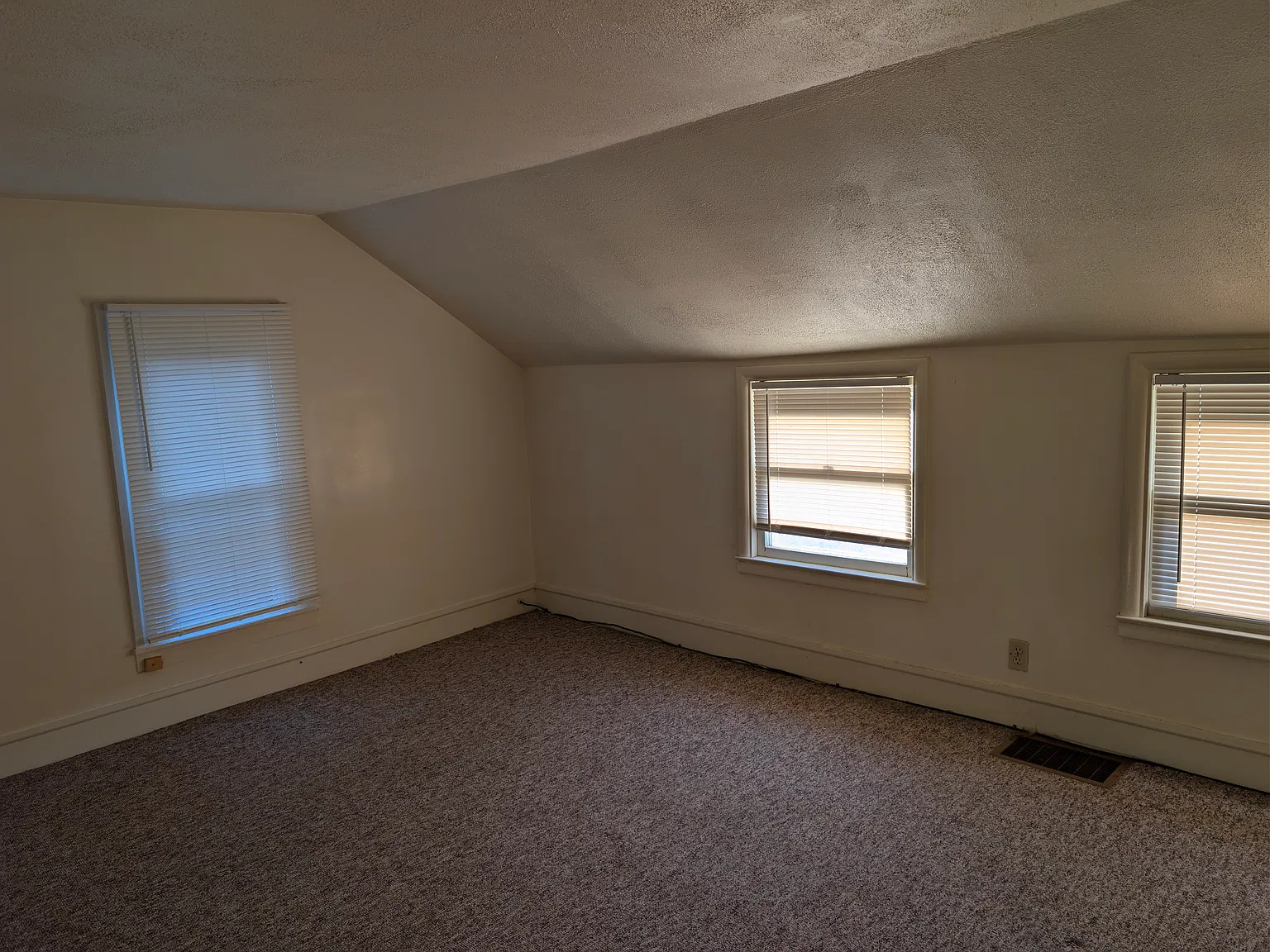 2 bed, 1000 sqft, $1,475 — Photo 3