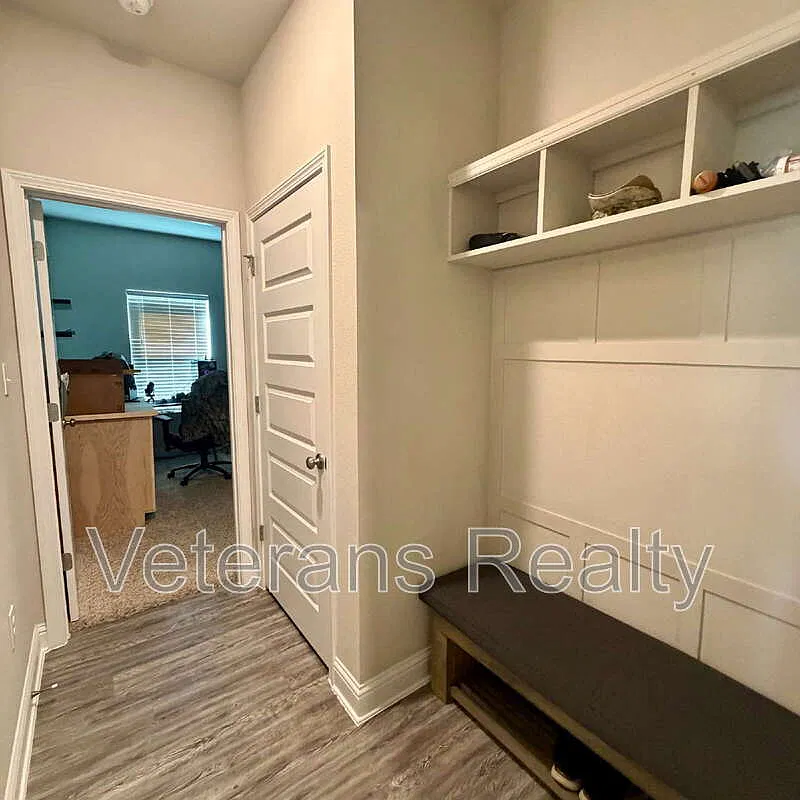 4 bed, 2.0 bath, 2109 sqft, $2,300 — Photo 2