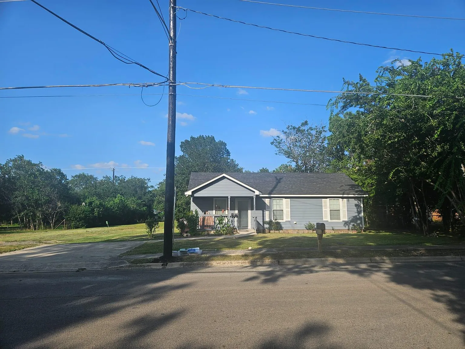 3 bed, 1.0 bath, 992 sqft, $1,500 — Photo 2