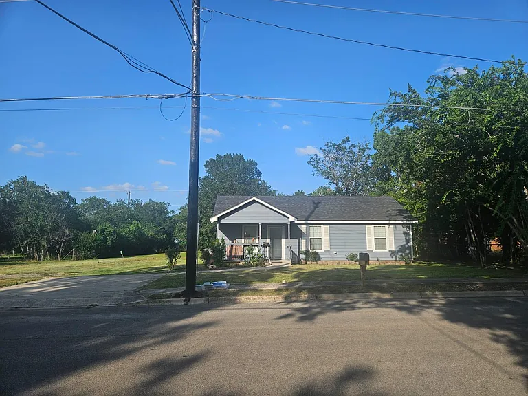 606 Trinity St — Photo 2