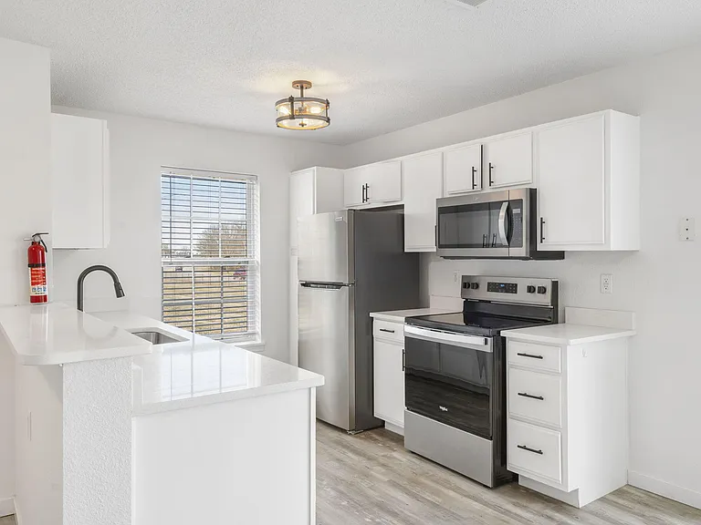 640 E Sunset St — Photo 10