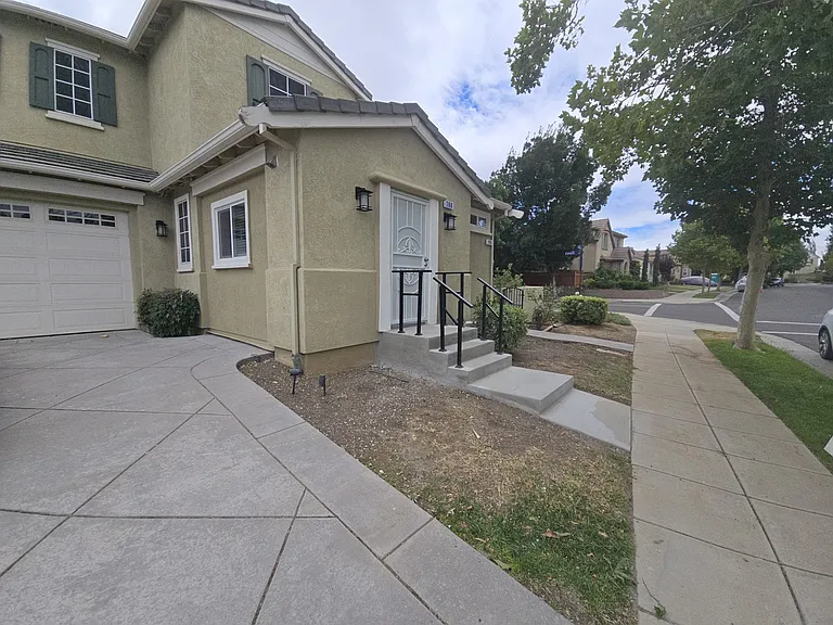 798 S Escuela Dr — Photo 5
