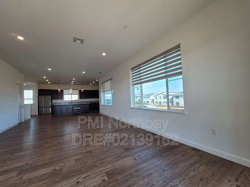 3 bed, 2.0 bath, 2206 sqft, $3,495 — Photo 3