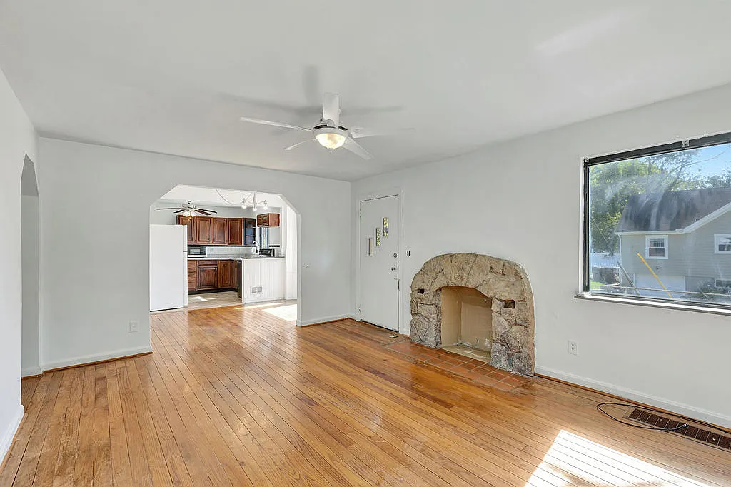 3 bed, 1401 sqft, $2,050 — Photo 2