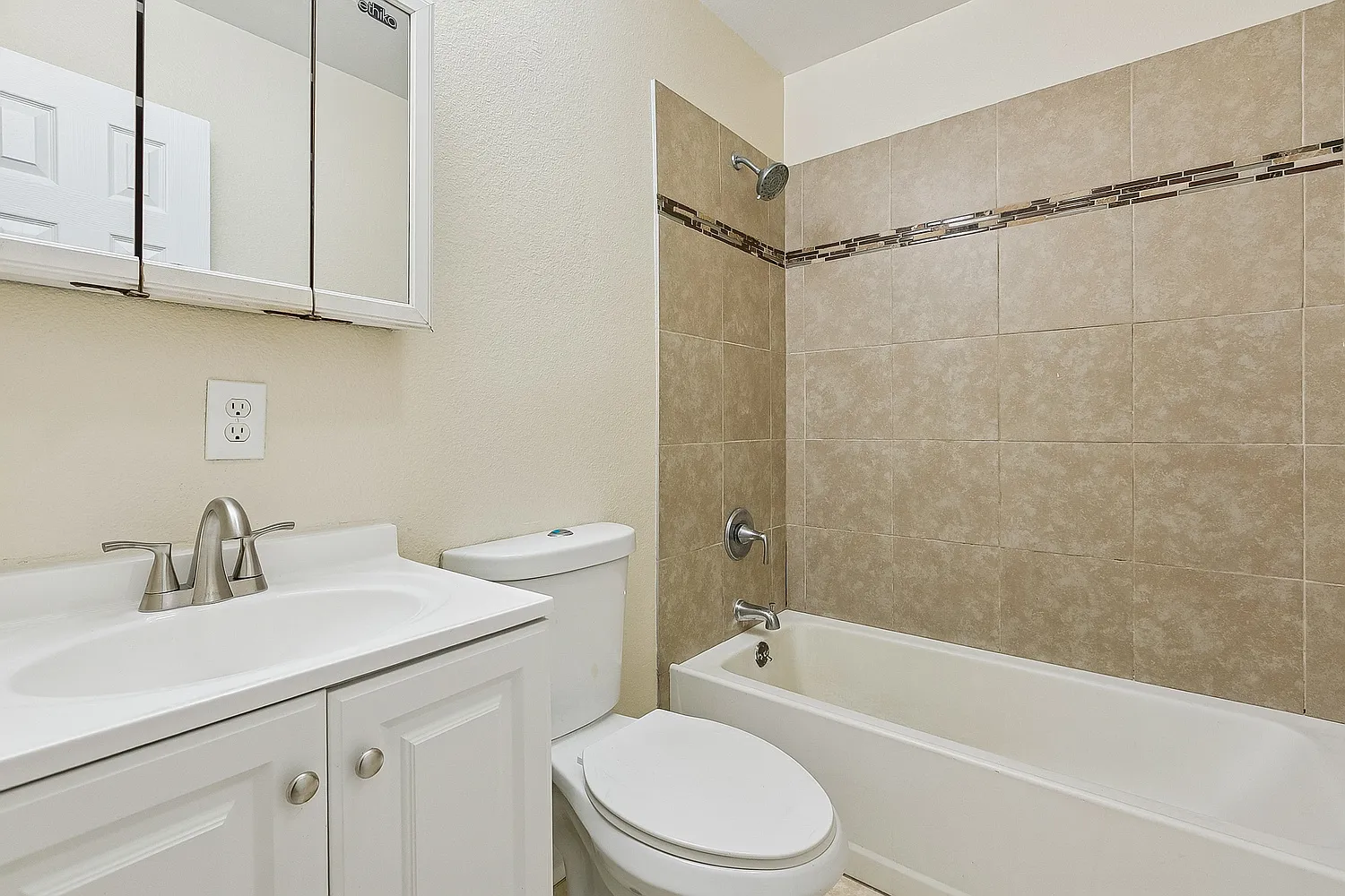 3 bed, $1,790 — Photo 4