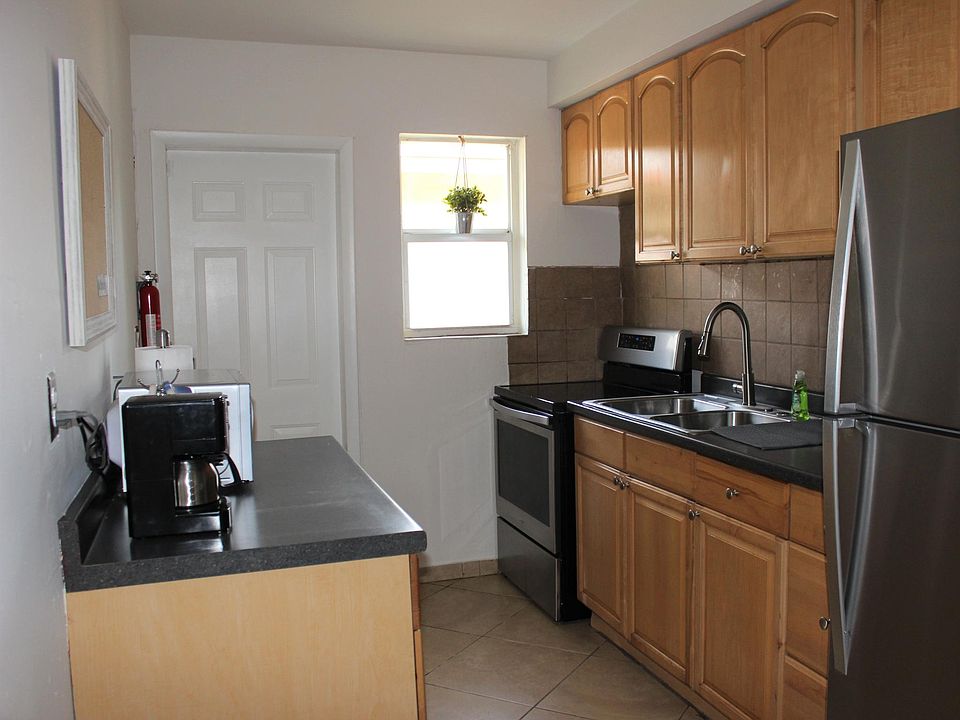 1st image of 415 SE 23rd St