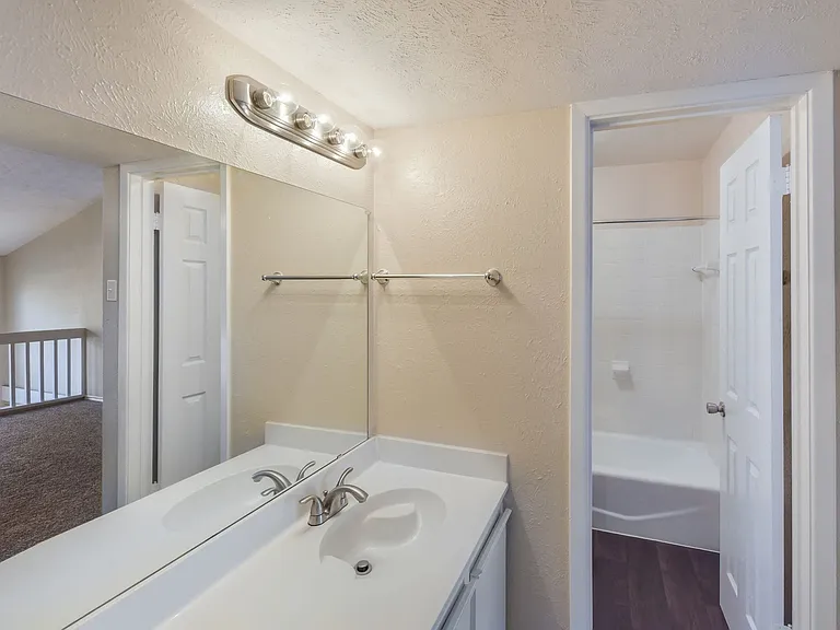 Davenport Apartments — Photo 44