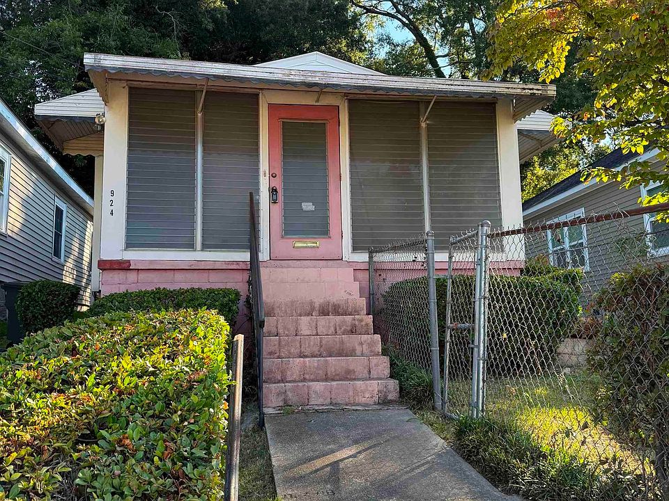 1st image of 924 Pine St