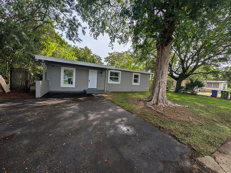 1733 NW 18th St