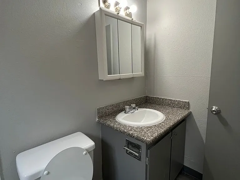 Surrey Square Apartments — Photo 16