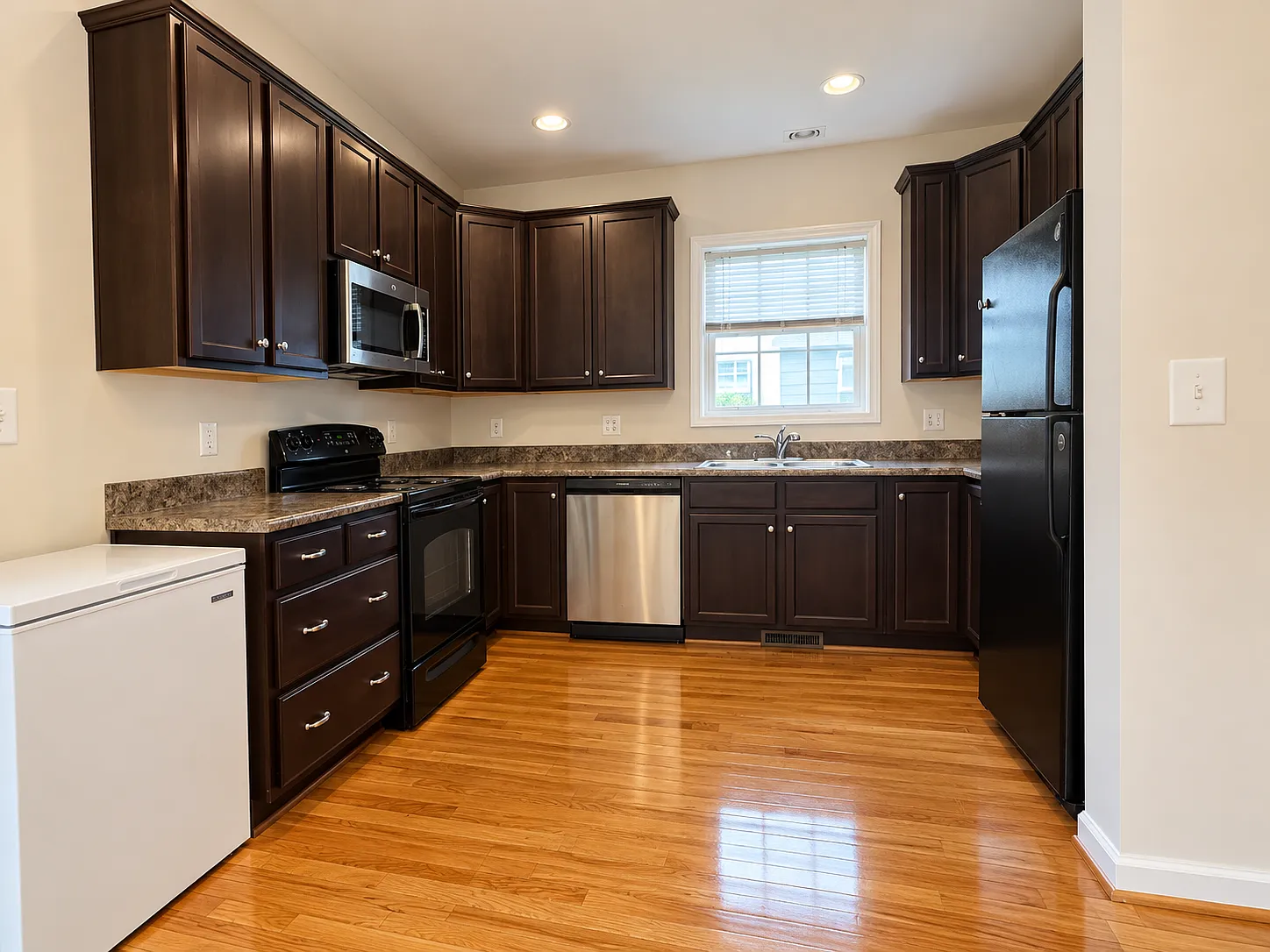 3 bed, 3.5 bath, 1426 sqft, $2,350 — Photo 3