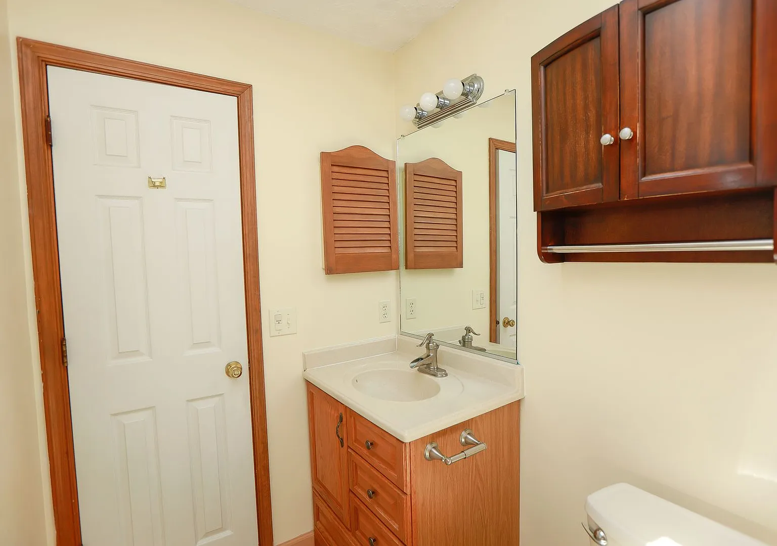 Well Maintained 3 Bed 2.5 Bath — Photo 3
