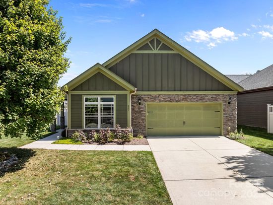 537 Summerfield Pl, Flat Rock, NC 28731