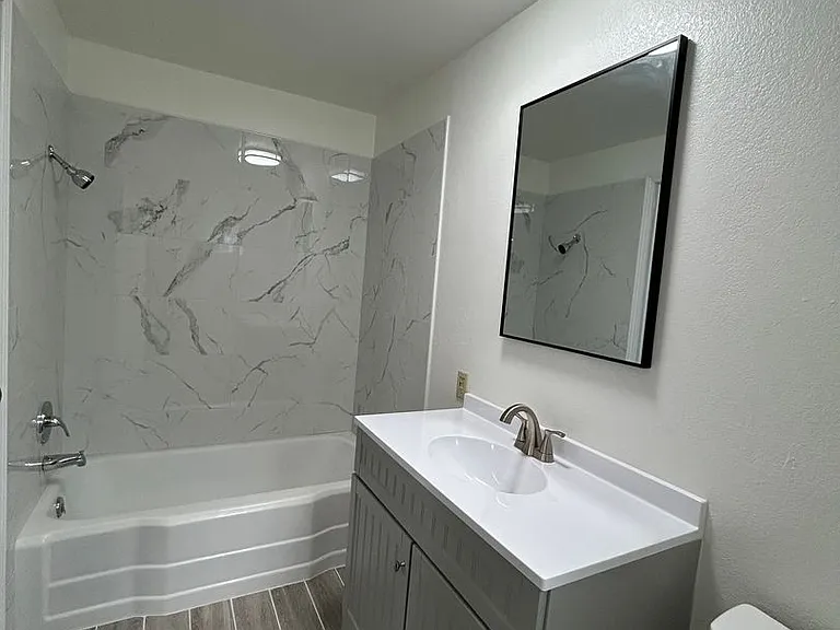 431 W 7th St — Photo 12