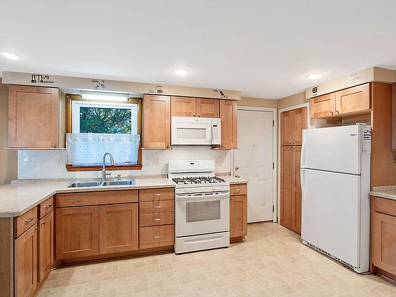 3rd image of 104 Macdougal Pl