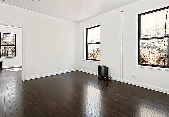 2nd image of 160 Waverly Pl APT 22