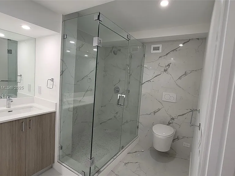 6039 Collins Ave — Photo 6