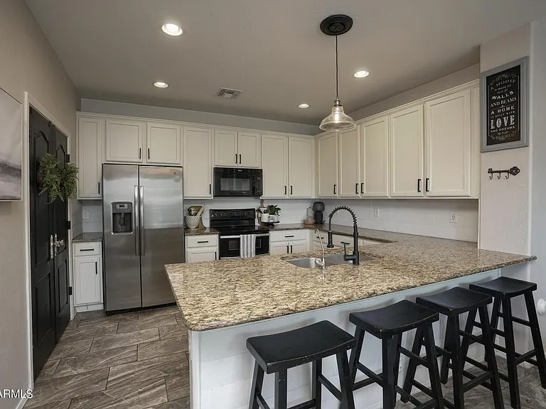 2884 S Hansen Dr — Photo 2
