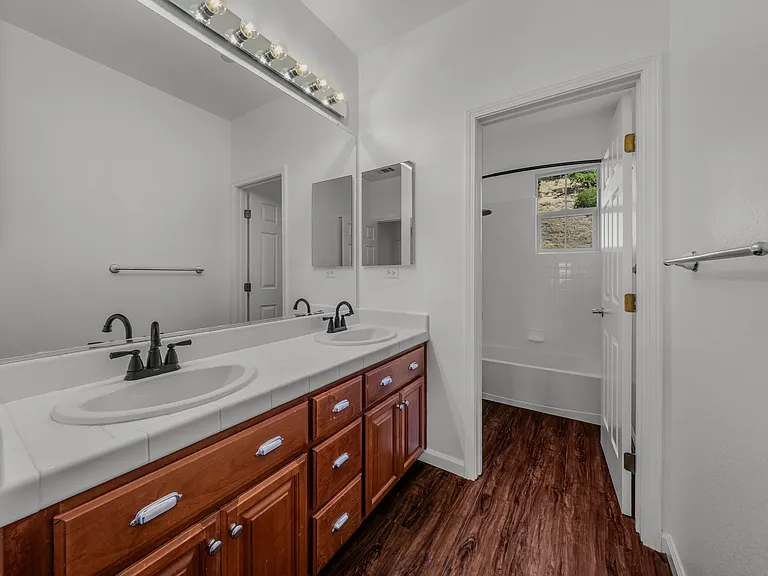 100 Portsmouth Dr — Photo 33